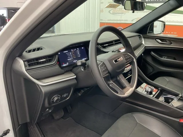 2026 Jeep Grand-Cherokee-L Laredo Altitude 4x4 - Image 12