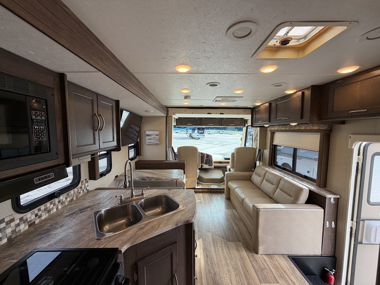 2019 COACHMEN PURSUIT 31BH - Image 8