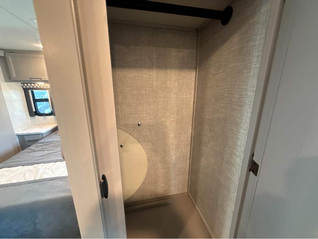 2022 Thor Motor Coach HURRICANE 34R - Image 24