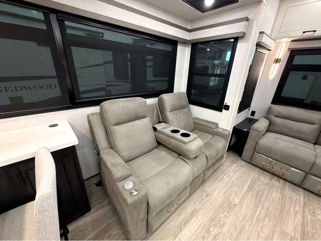 2027 JAYCO PINNACLE 32RLTS - Image 17