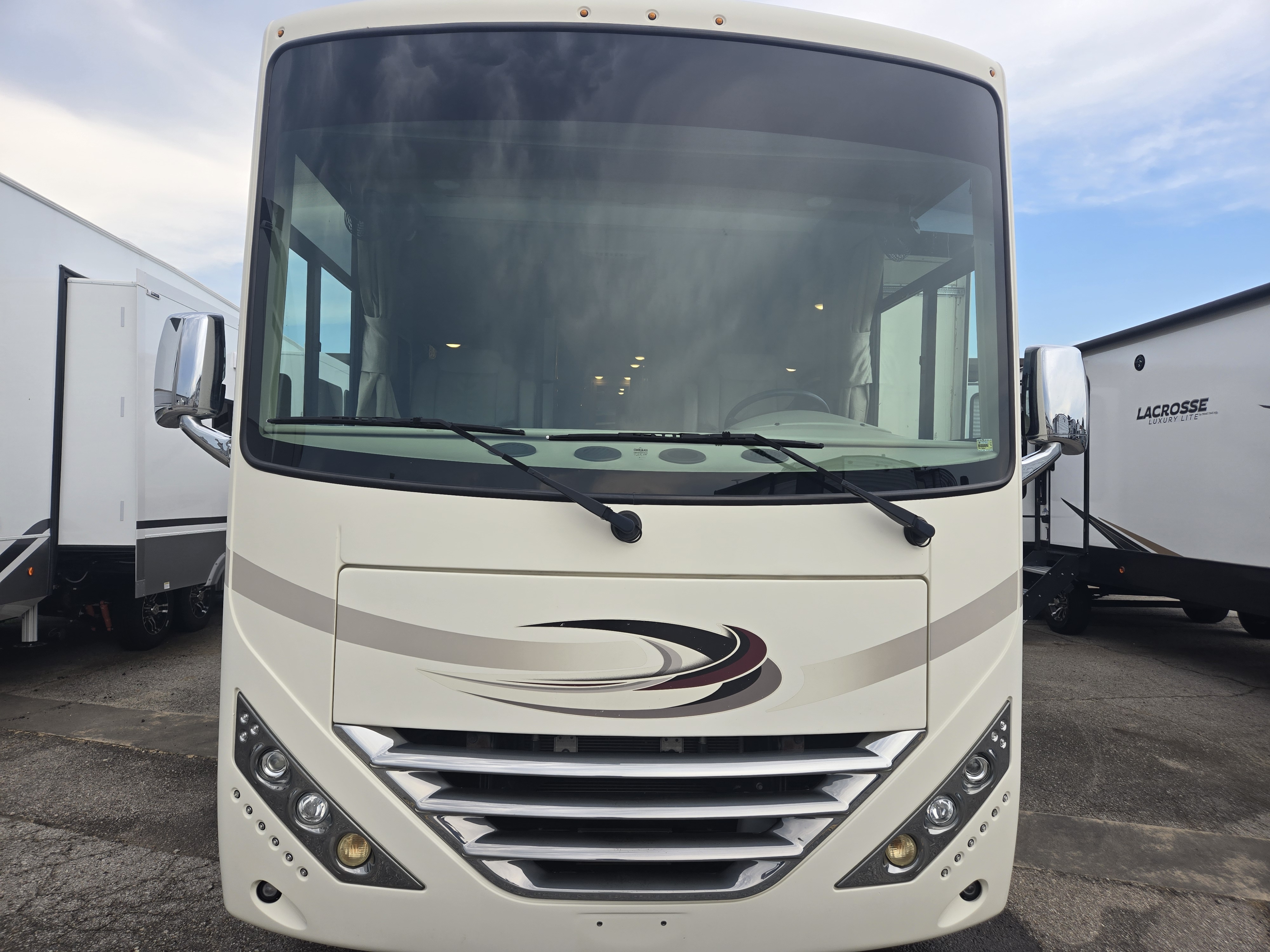 2018 Thor Motor Coach Hurricane 35M - Image 2