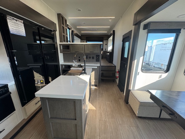 2026 CHEROKEE ARCTIC WOLF 3950 SUITE - Image 16