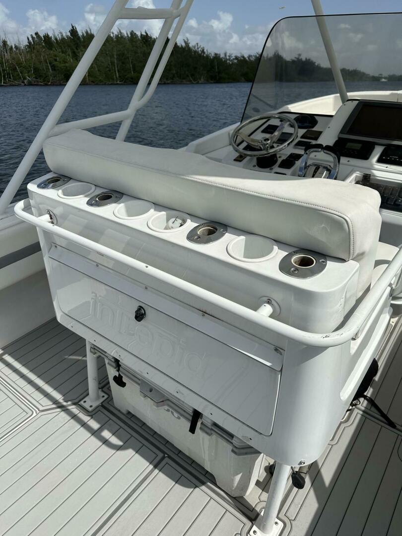 2003 Intrepid 32 - Image 7