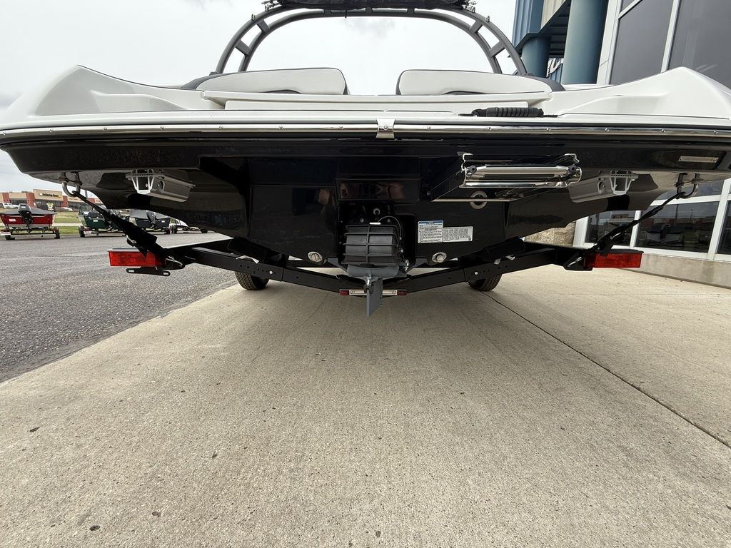 2025 Yamaha Boats AR195 - Image 6