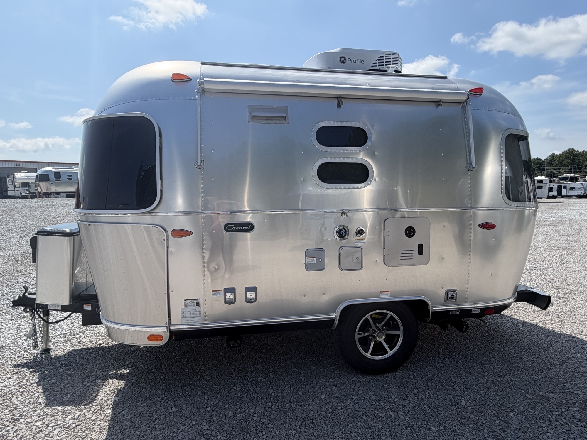 2027 AIRSTREAM CARAVEL 16RB - Image 16