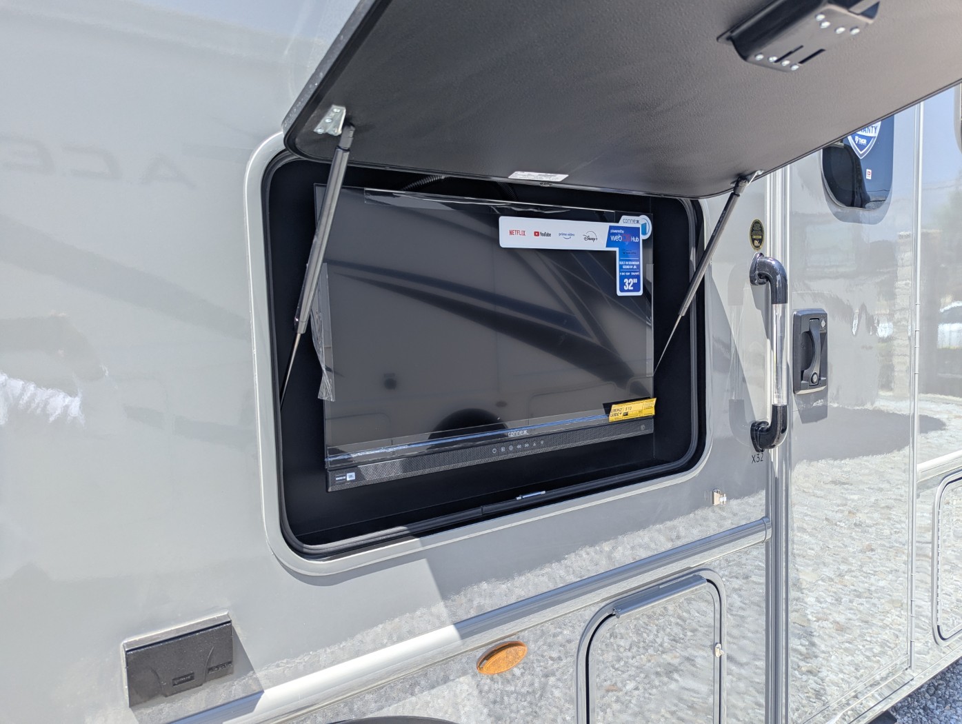 2027 Thor Motor Coach Omni X32 - Image 18