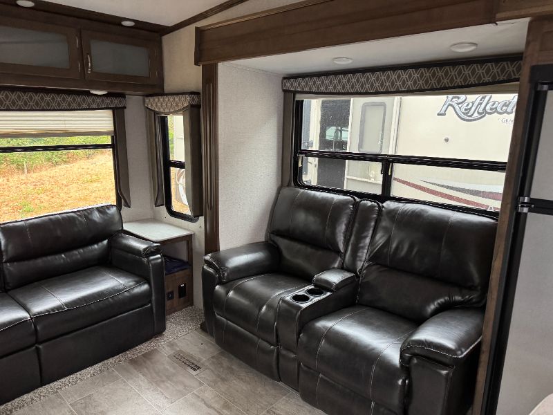 2020 Dutchmen Astoria 3003RLF - Image 7