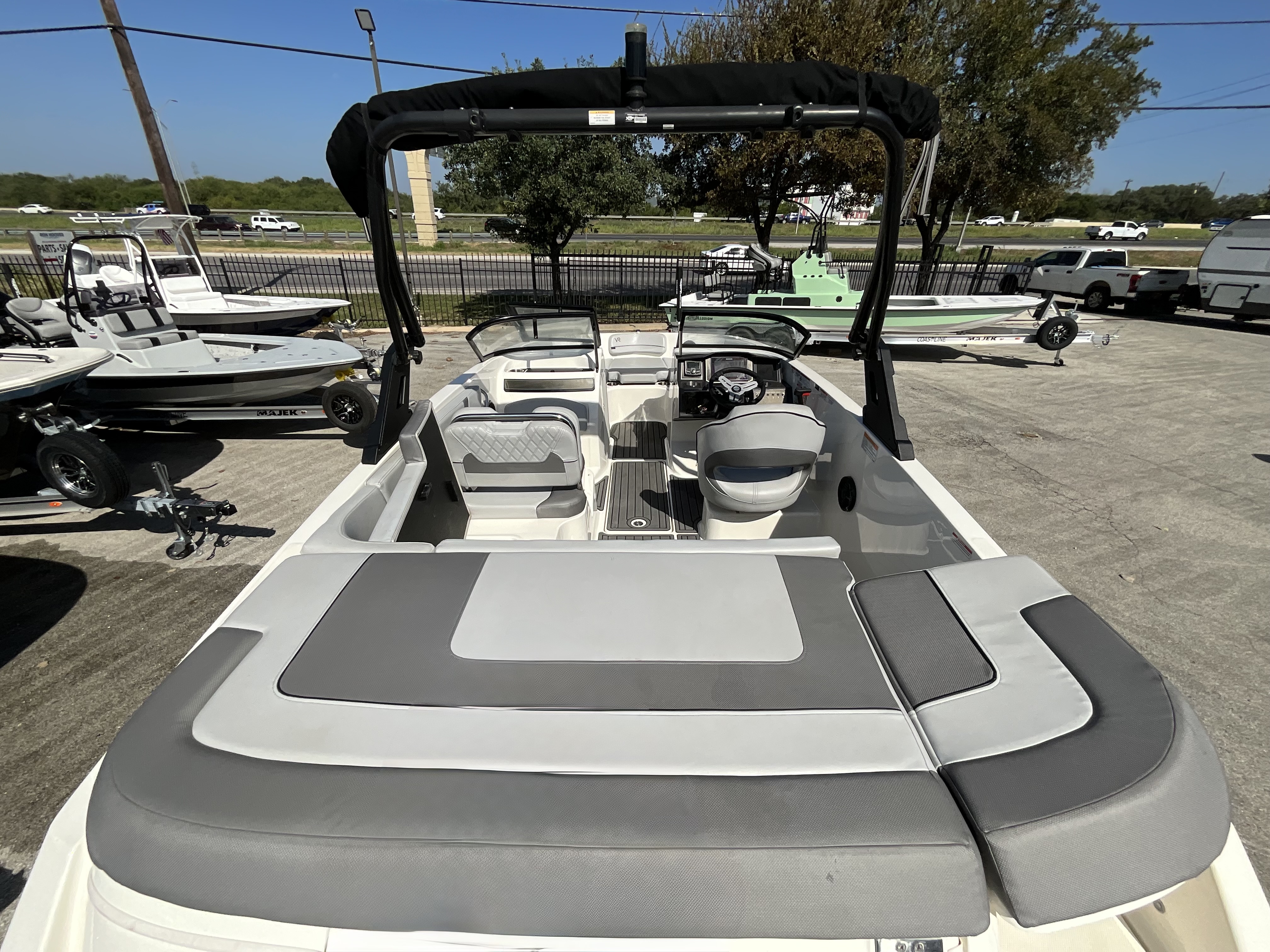 2022 Bayliner VR5 Base - Image 5