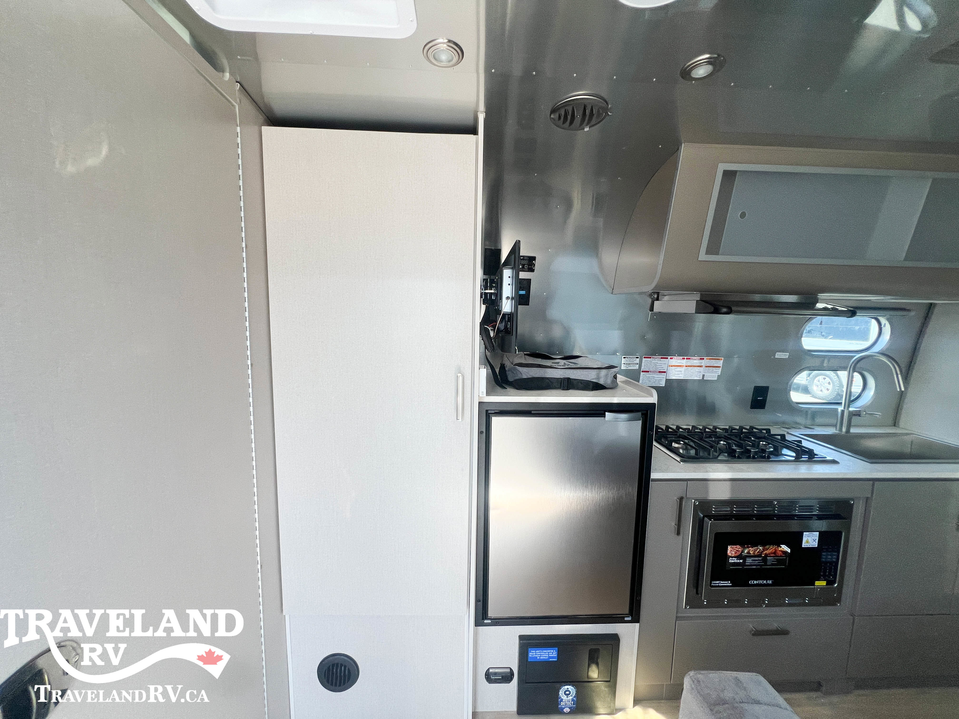 2025 Airstream Caravel 22FB - Image 8