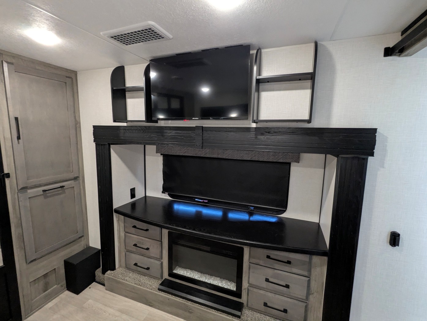 2023 KZ RV Durango Gold G360REQ - Image 10