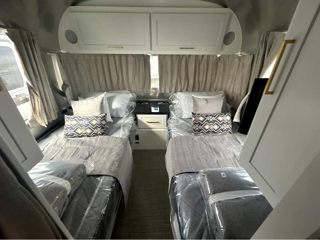 2027 AIRSTREAM CLASSIC 28RBT - Image 13