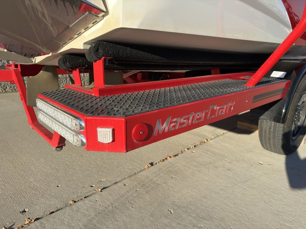 2019 MasterCraft XT22 - Image 74