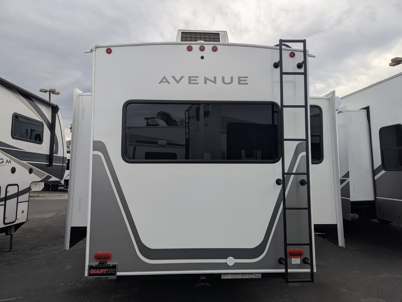 2027 Alliance RV Avenue 32RLS - Image 7