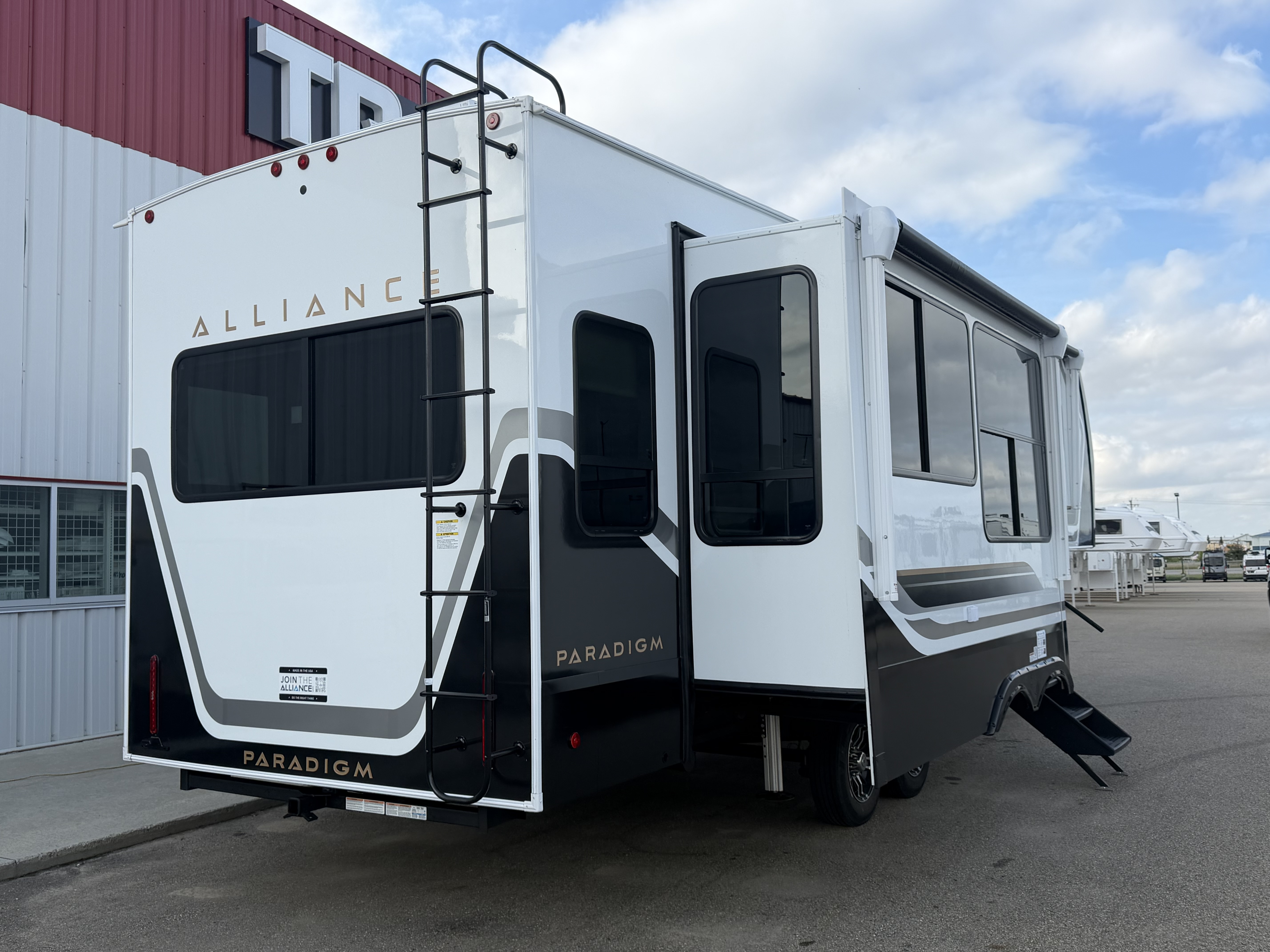 2027 Alliance RV Paradigm 310RL - Image 10