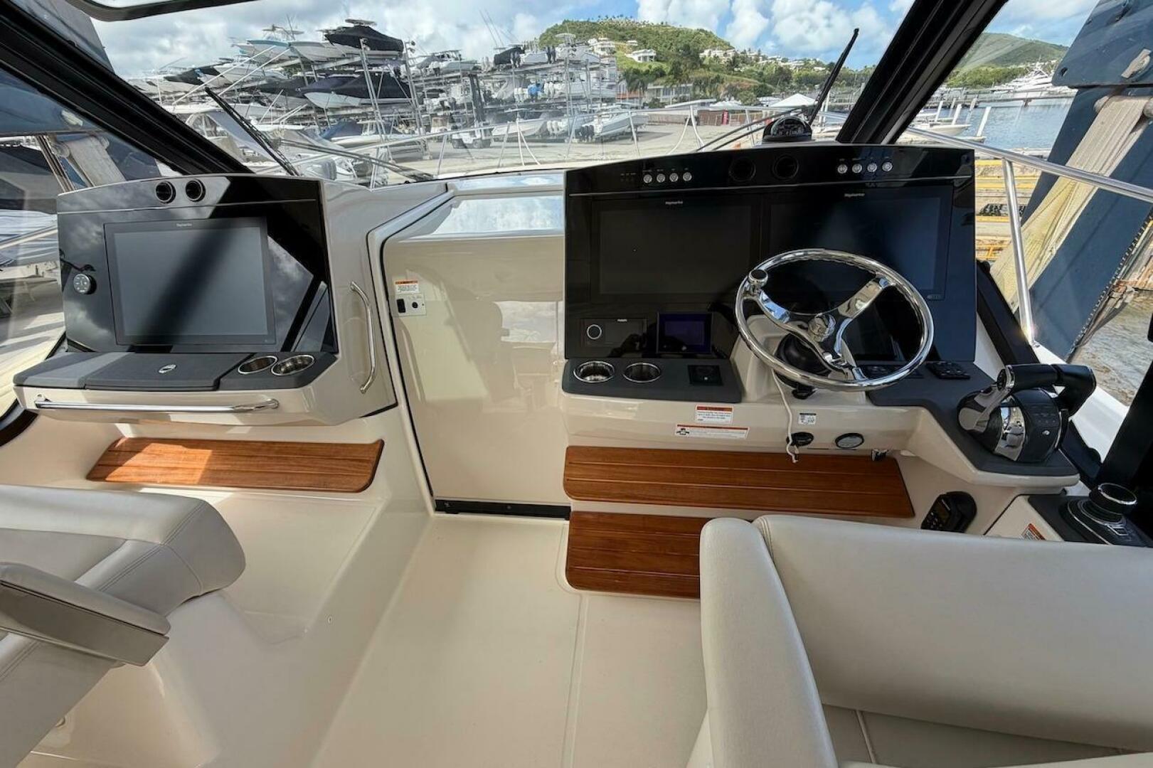 2021 Boston Whaler 405 Conquest - Image 23