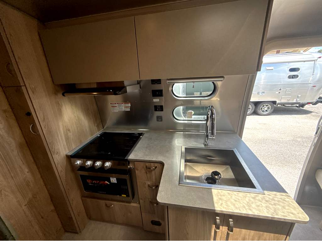 2027 AIRSTREAM FLYING CLOUD 25FBT - Image 17