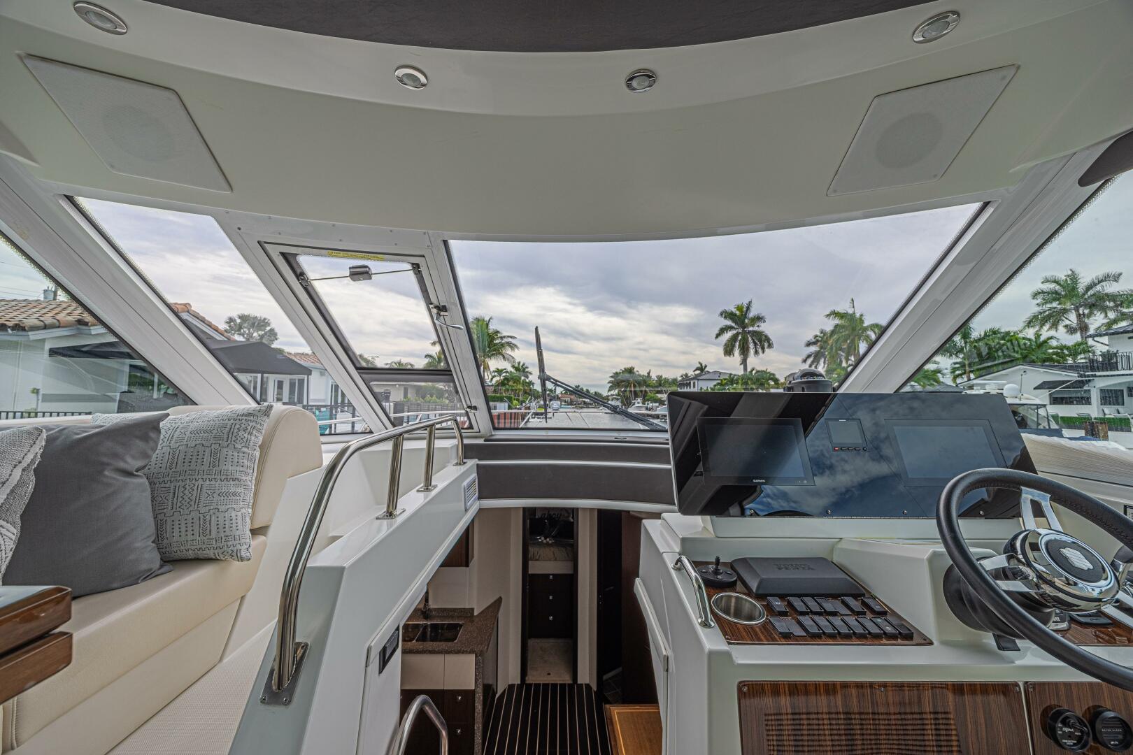 2012 Cruisers Yachts 48 Cantius - Image 23