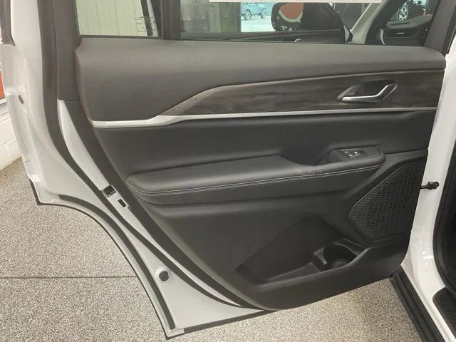 2026 Jeep Grand-Cherokee-L Laredo Altitude 4x4 - Image 27