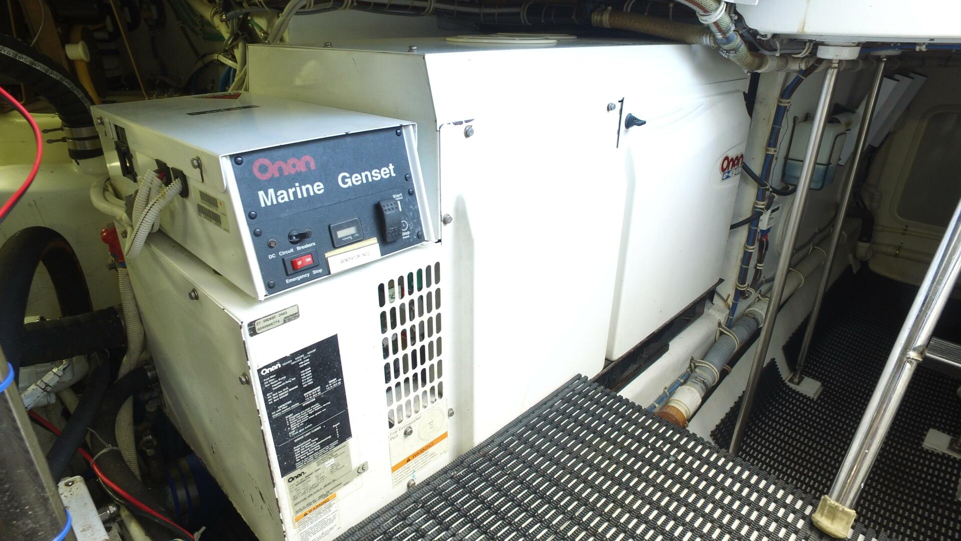 2006 Hatteras 68 Convertible - Image 33