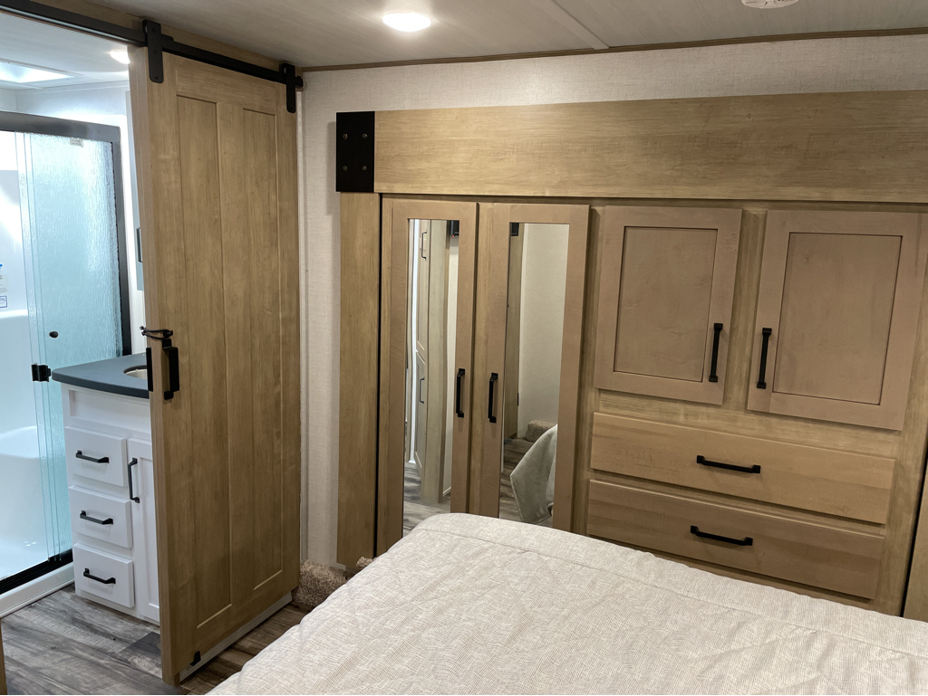 2022 Keystone Raptor 351 - Image 25