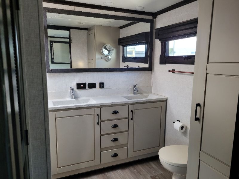 2021 CrossRoads Redwood RW3981FK - Image 12