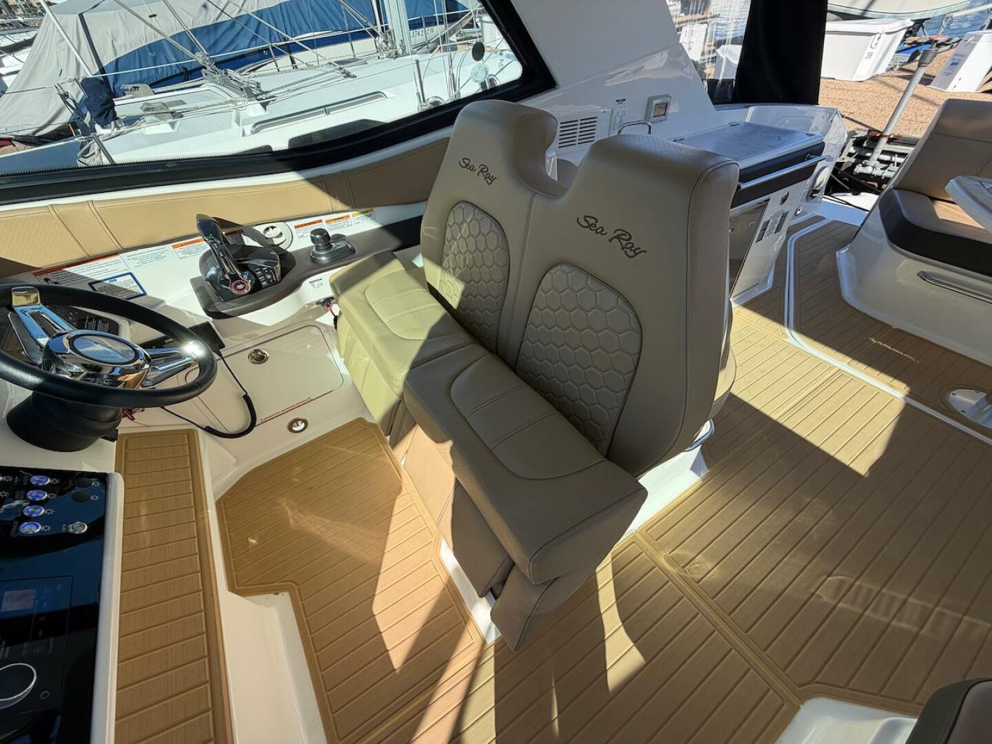 2023 Sea Ray 320 Outboard - Image 26