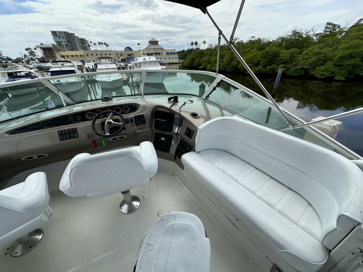 1999 Carver 450 Pilothouse - Image 17