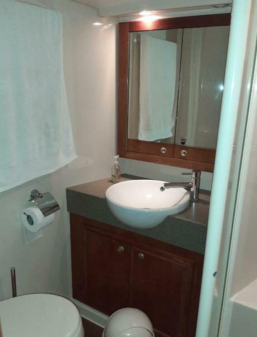 2009 Riviera 47 Enclosed Flybridge Series II - Image 20