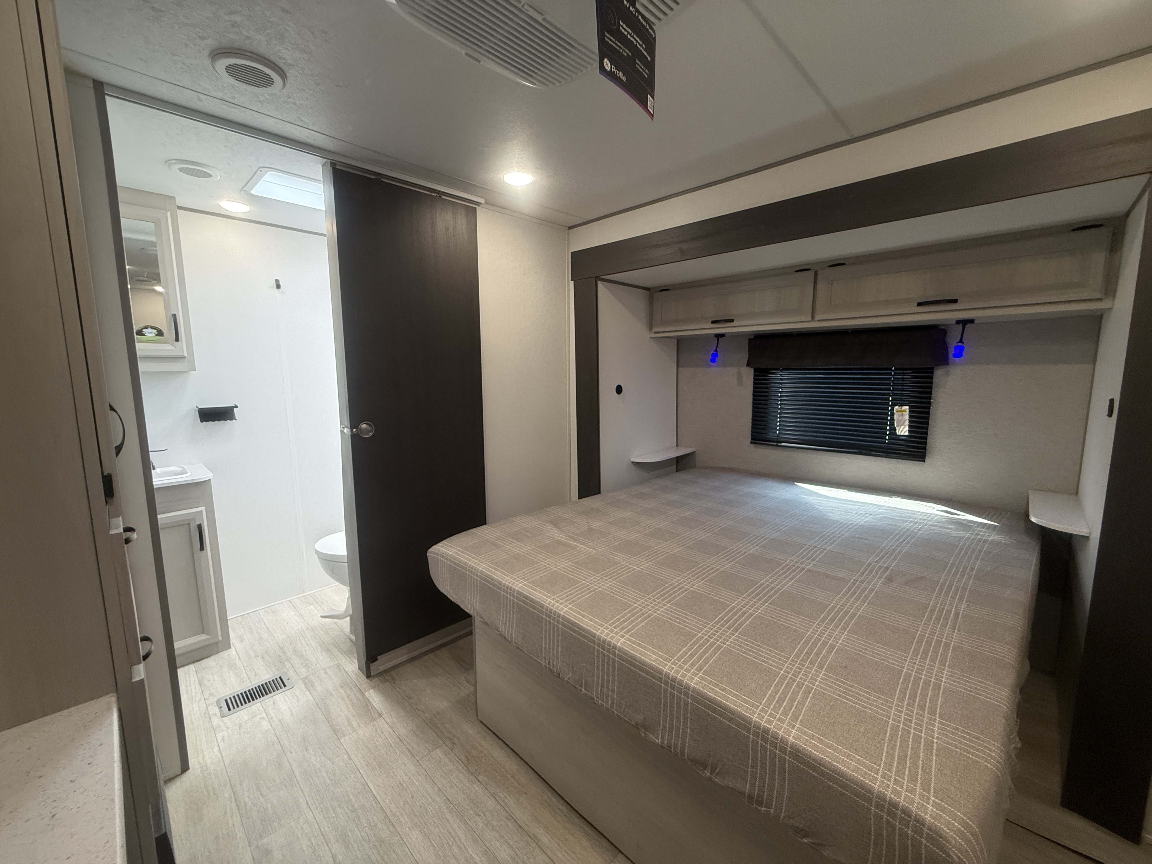 2027 Coachmen Catalina Legacy Edition 333DBDSCK - Image 23