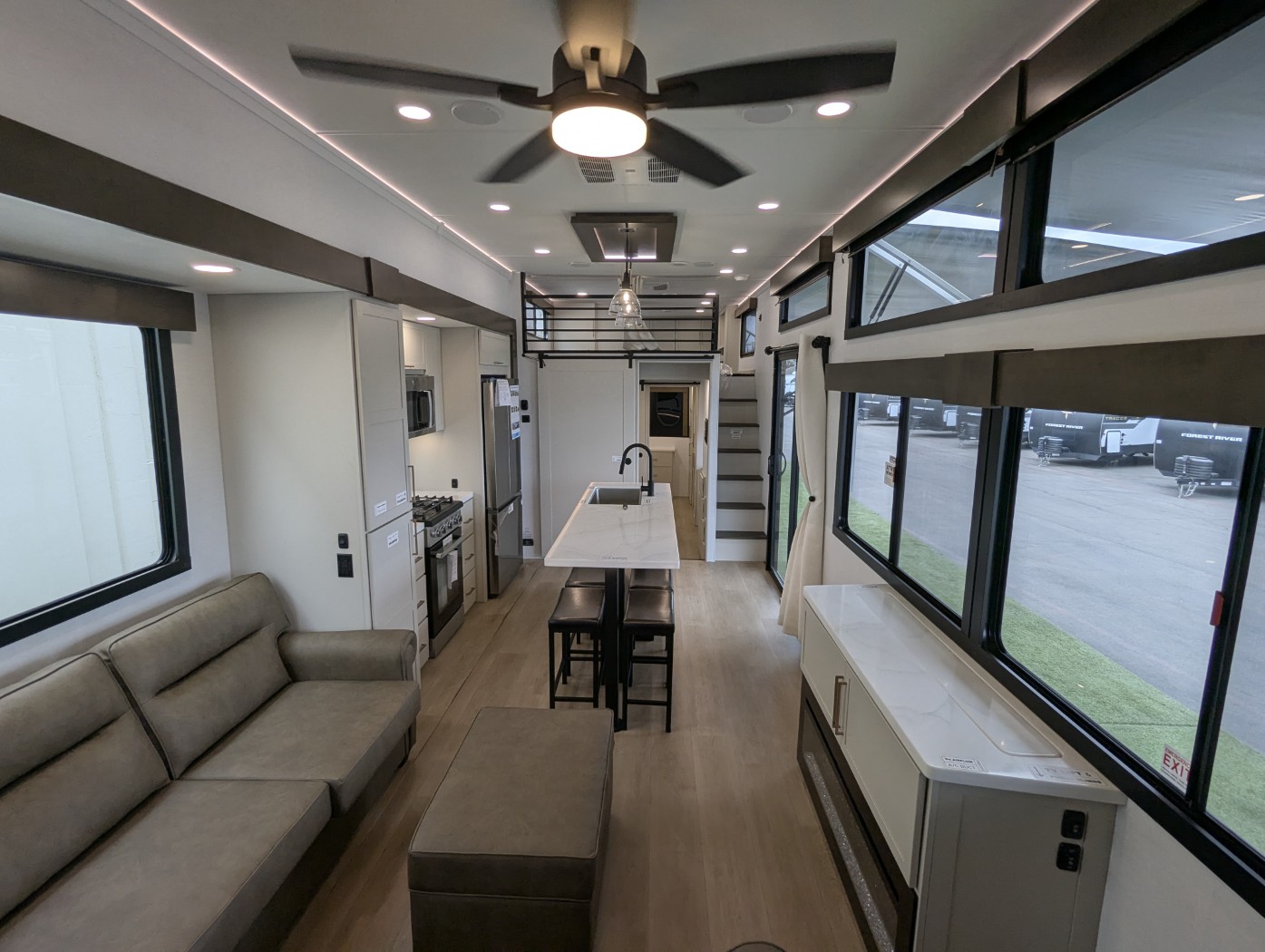2027 Alliance RV Benchmark 44LFT - Image 9