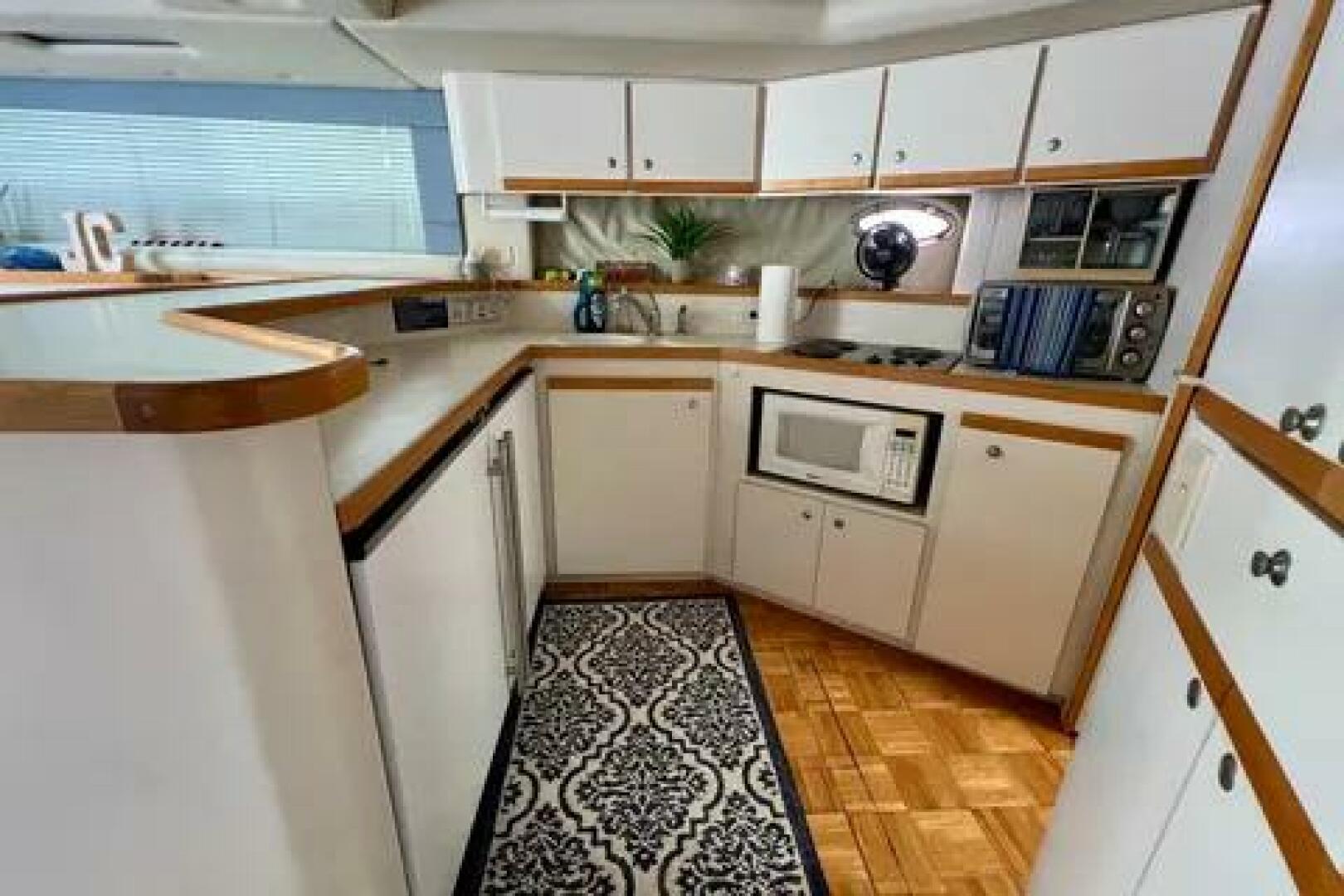 1996 Cruisers Yachts 4285 Express Bridge - Image 18
