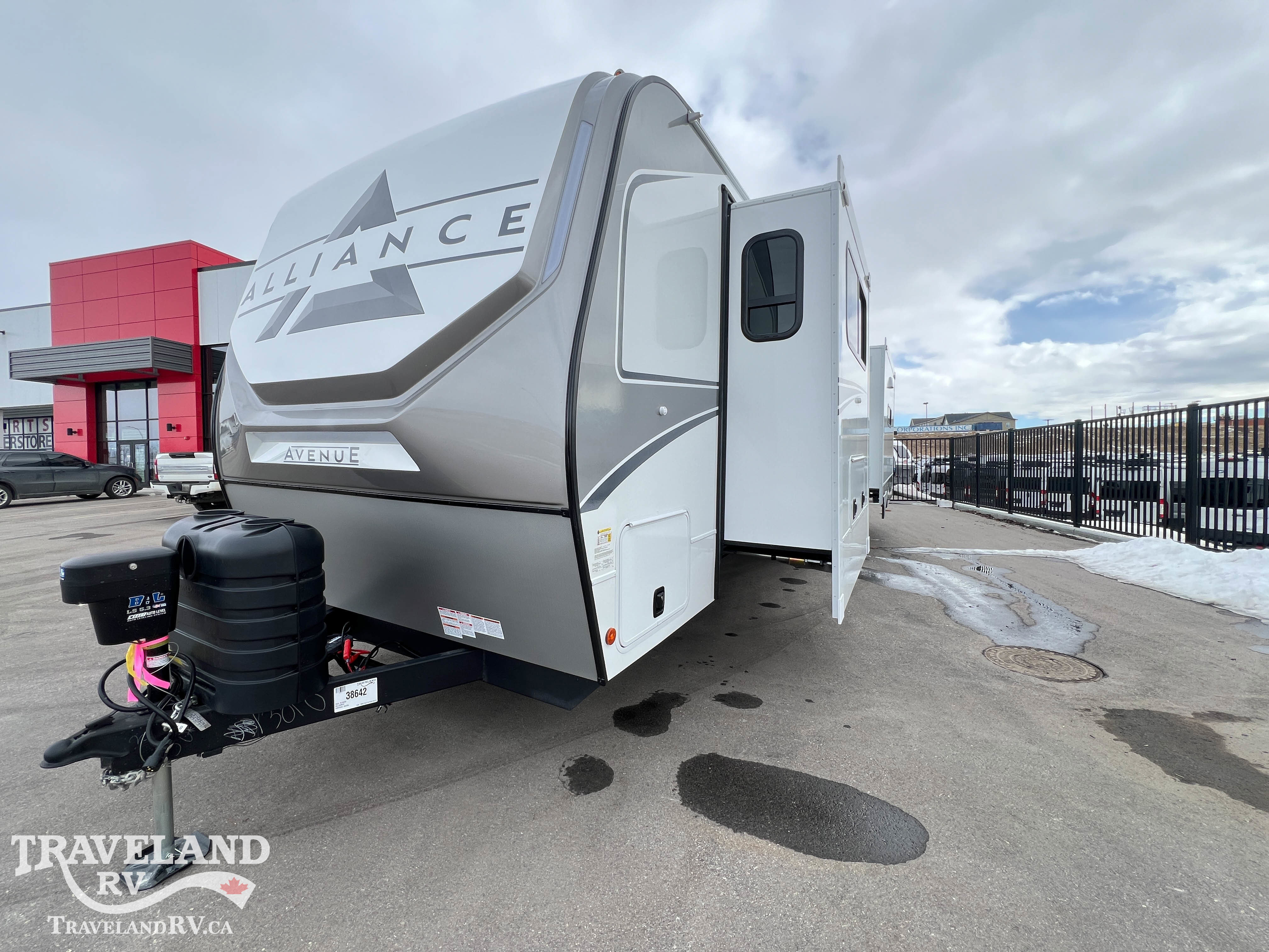 2026 Alliance RV AVENUE 332RL - Image 5