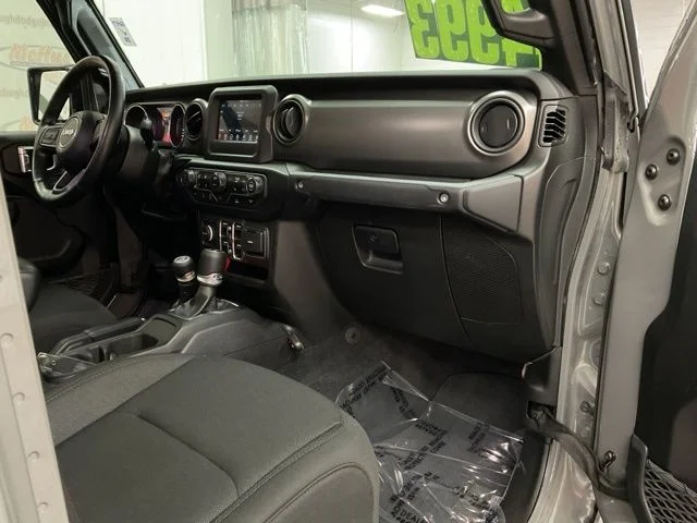 2023 Jeep Gladiator Crew Cab Sport S 4WD - Image 25