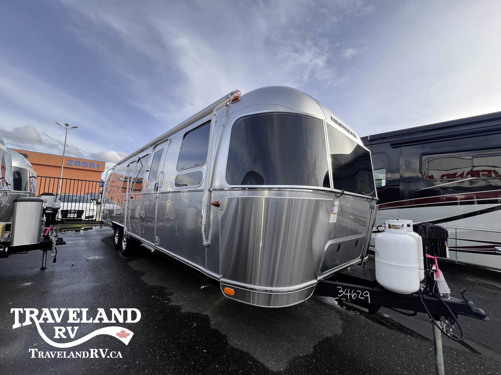 2025 Airstream Flying Cloud 30FB Bunk - Image 1