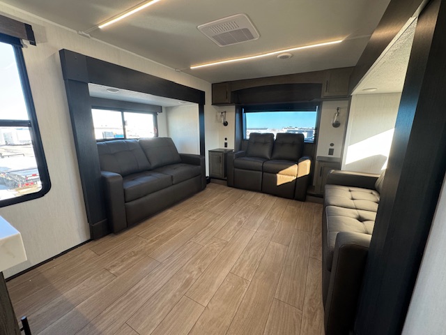 2026 CHEROKEE ARCTIC WOLF 3950 SUITE - Image 23