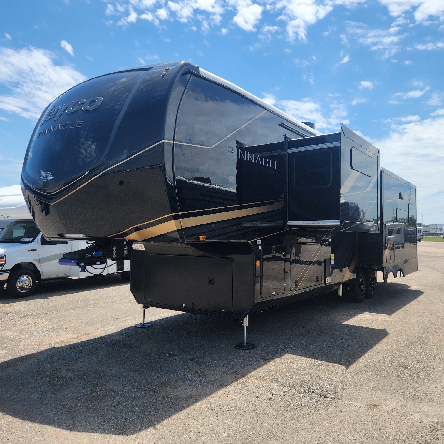 2026 JAYCO PINNACLE 36FBTS - Image 2