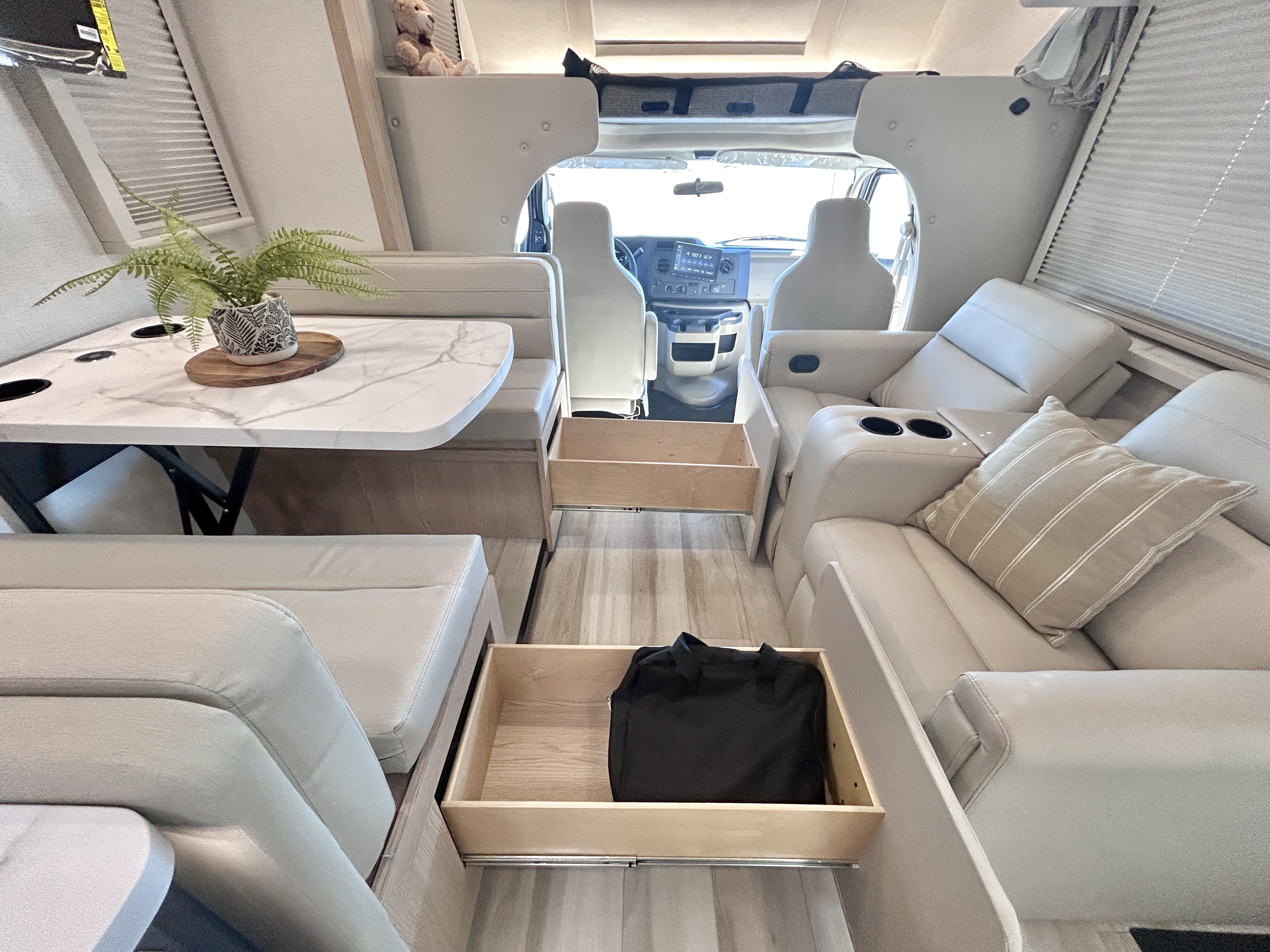 2027 Thor Motor Coach Quantum LC28 - Image 22