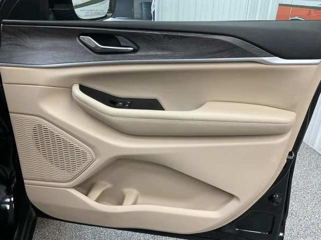 2023 Jeep Grand-Cherokee-L Laredo Altitude 4x4 - Image 24