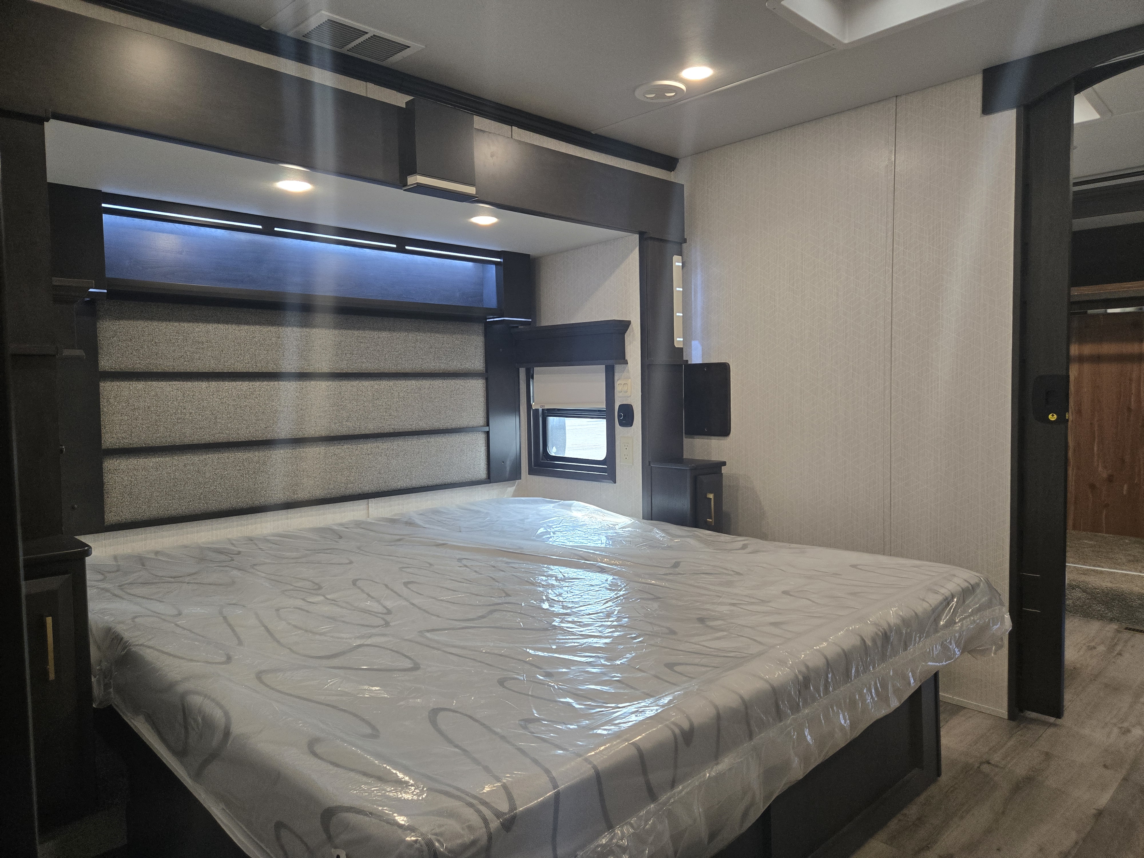 2021 DRV Mobile Suites 41RKDB - Image 19