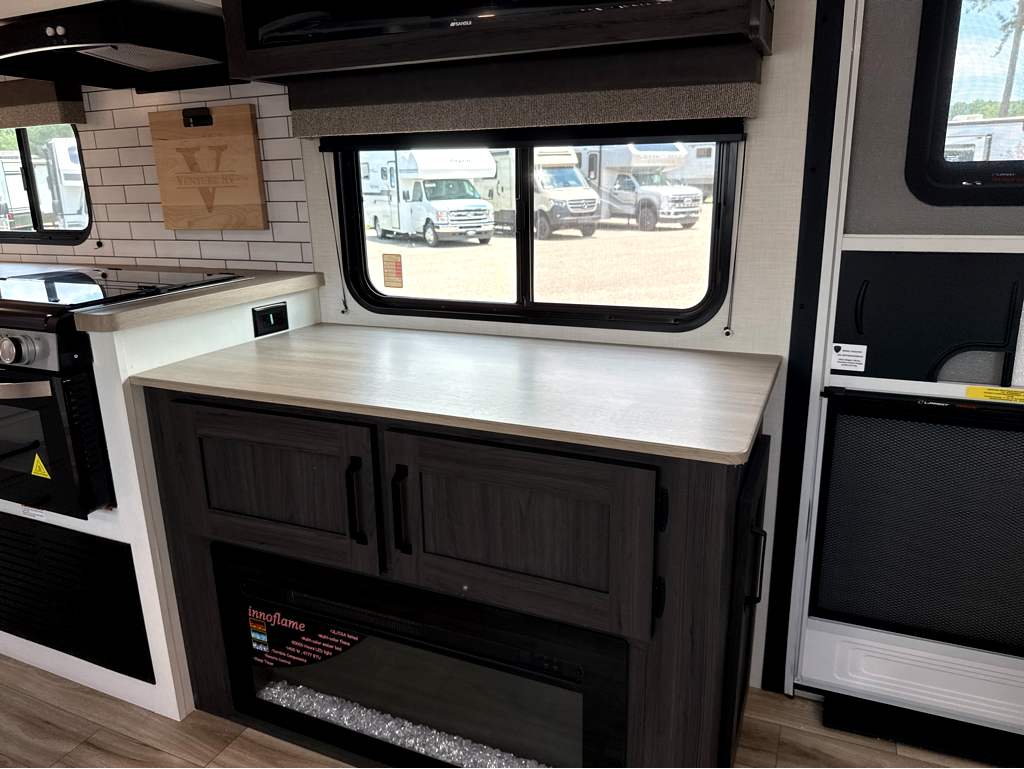2027 VENTURE RV SIENNA 241VRD - Image 9
