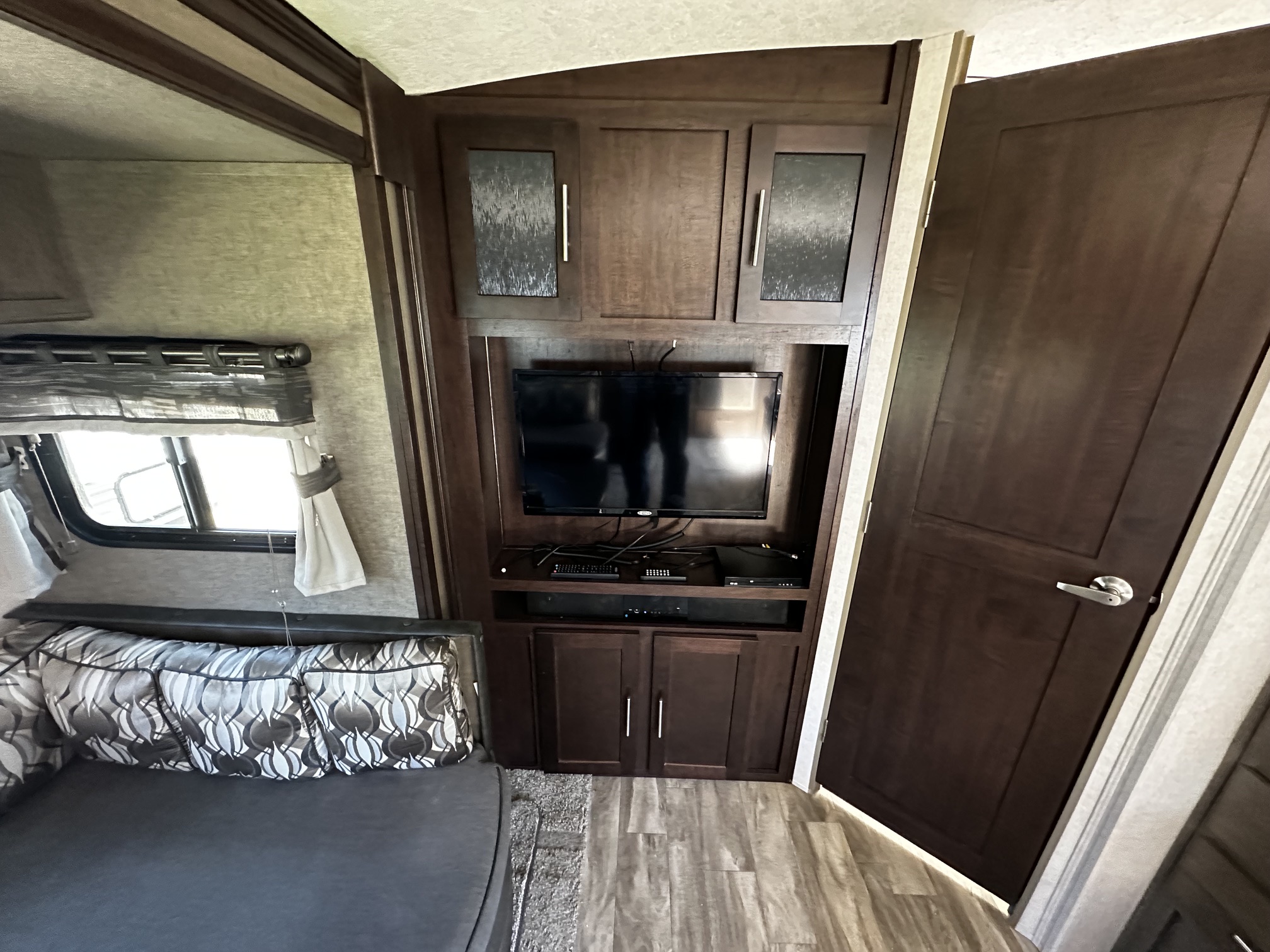 2019 Forest River Surveyor Luxury 251RKS - Image 11