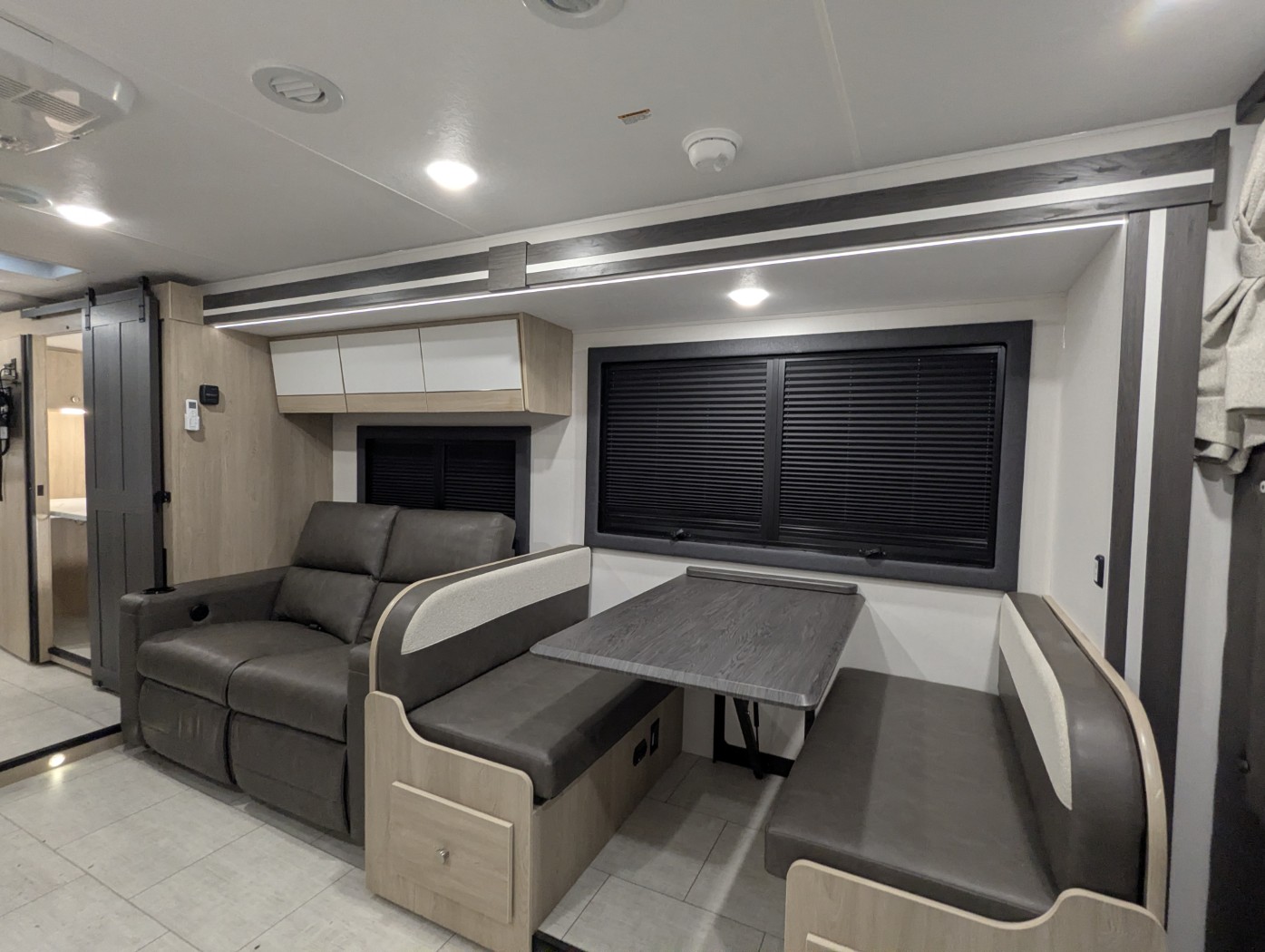2026 Coachmen Entourage 340BH - Image 12