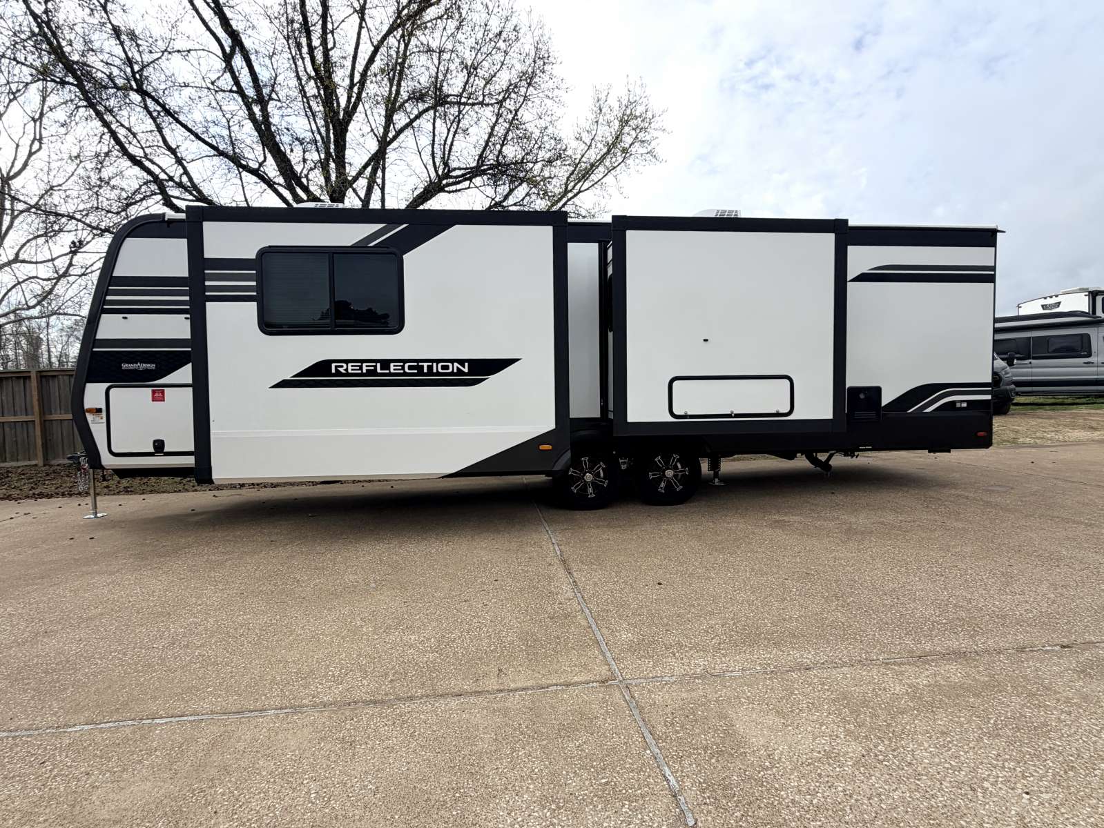 2026 Grand Design Reflection Travel Trailer 322FKTS - Image 8