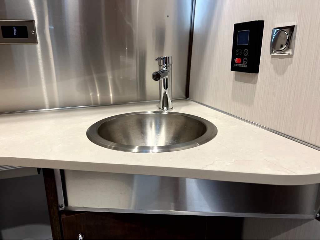 2022 AIRSTREAM GLOBETROTTER 25FBT - Image 17