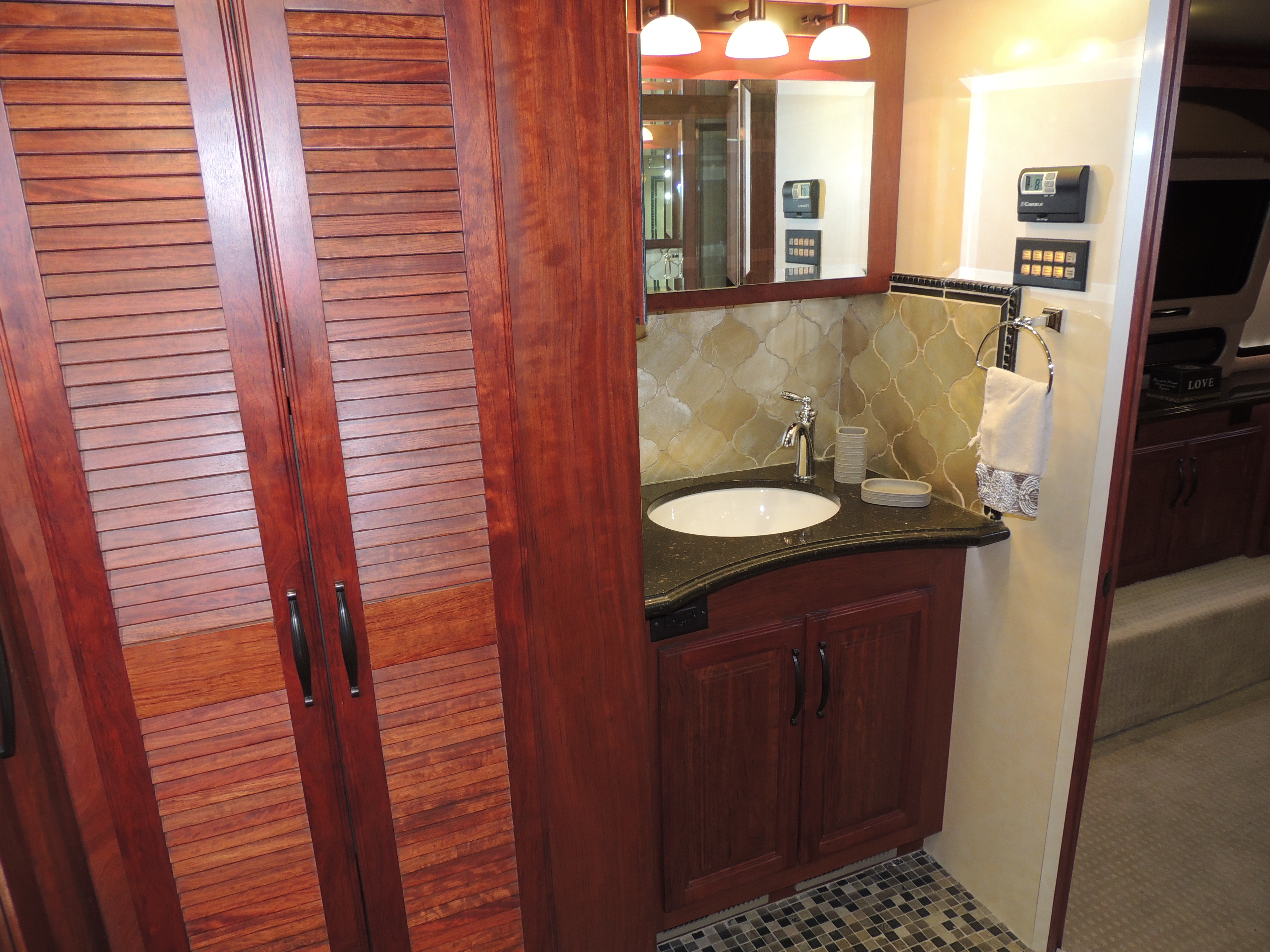 2010 Foretravel Phenix 45' Custom - exterior 19