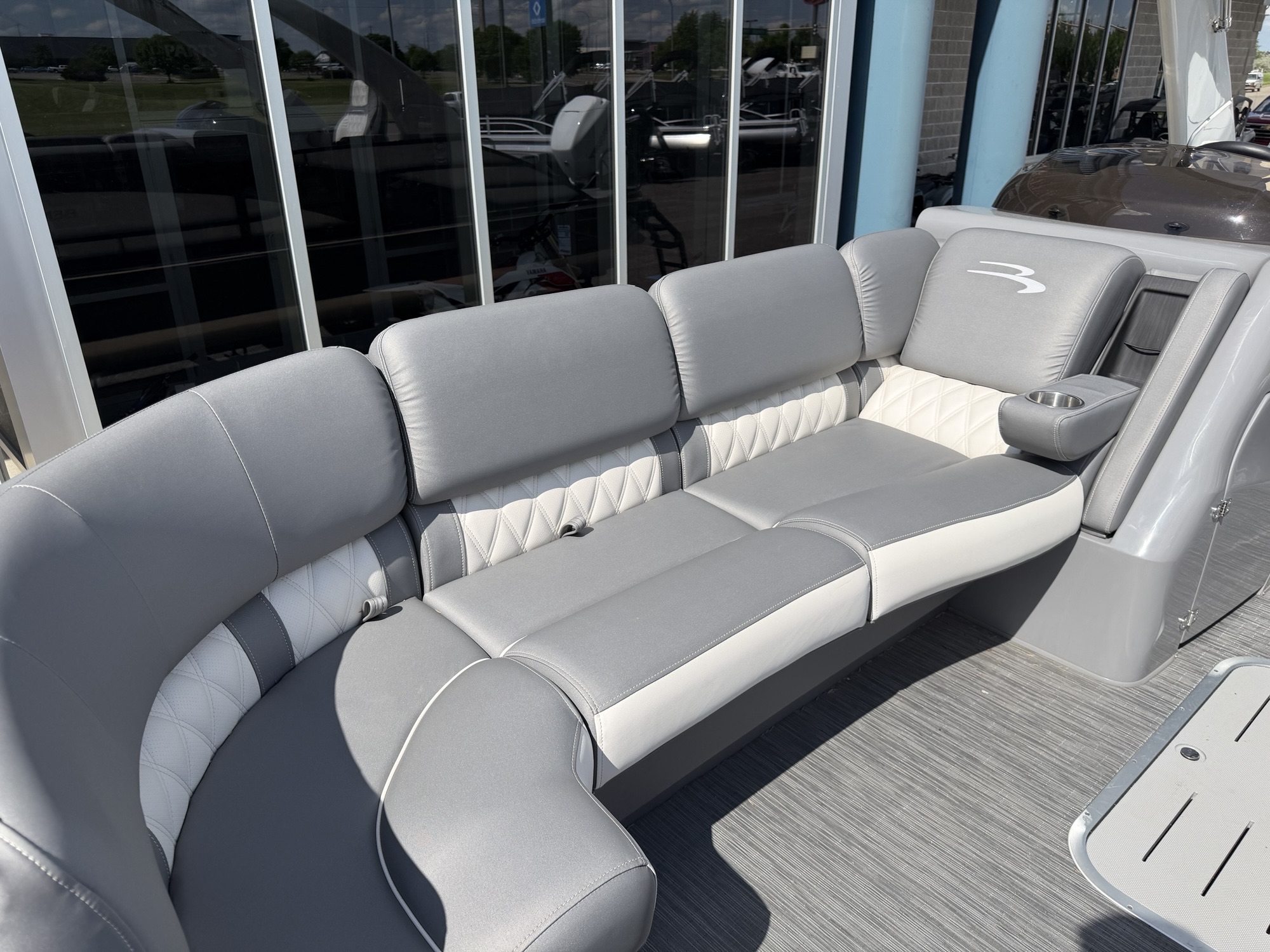 2023 Bennington 25QSBA Swingback with Power Arch - Image 25