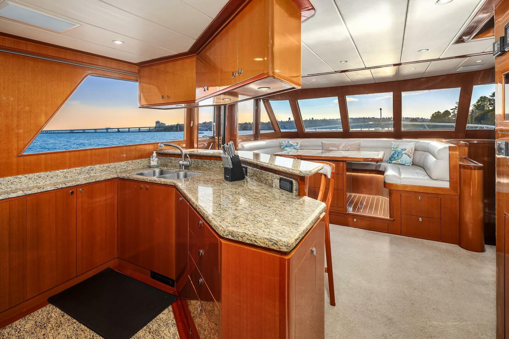 2014 Hampton 720 Skylounge LRC - Image 18