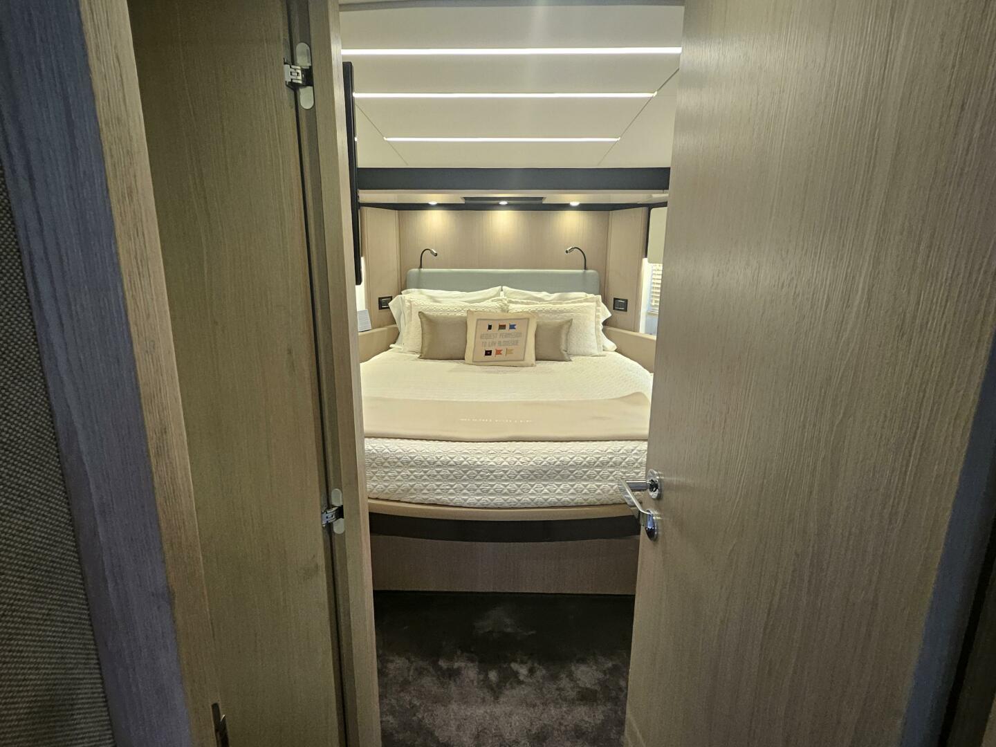 2022 Azimut 66 - Image 51