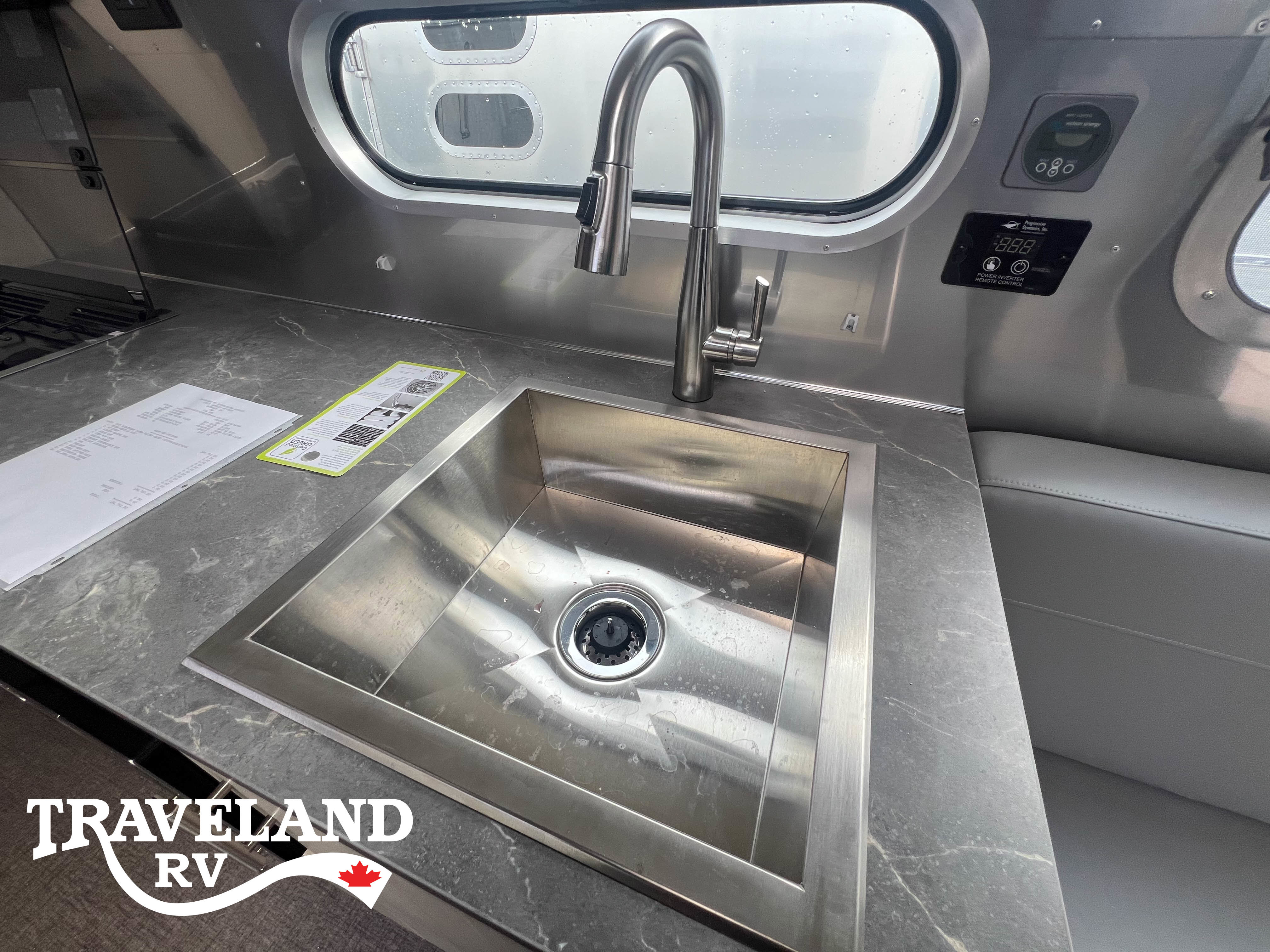 2025 Airstream Flying Cloud 30FB Bunk - Image 14