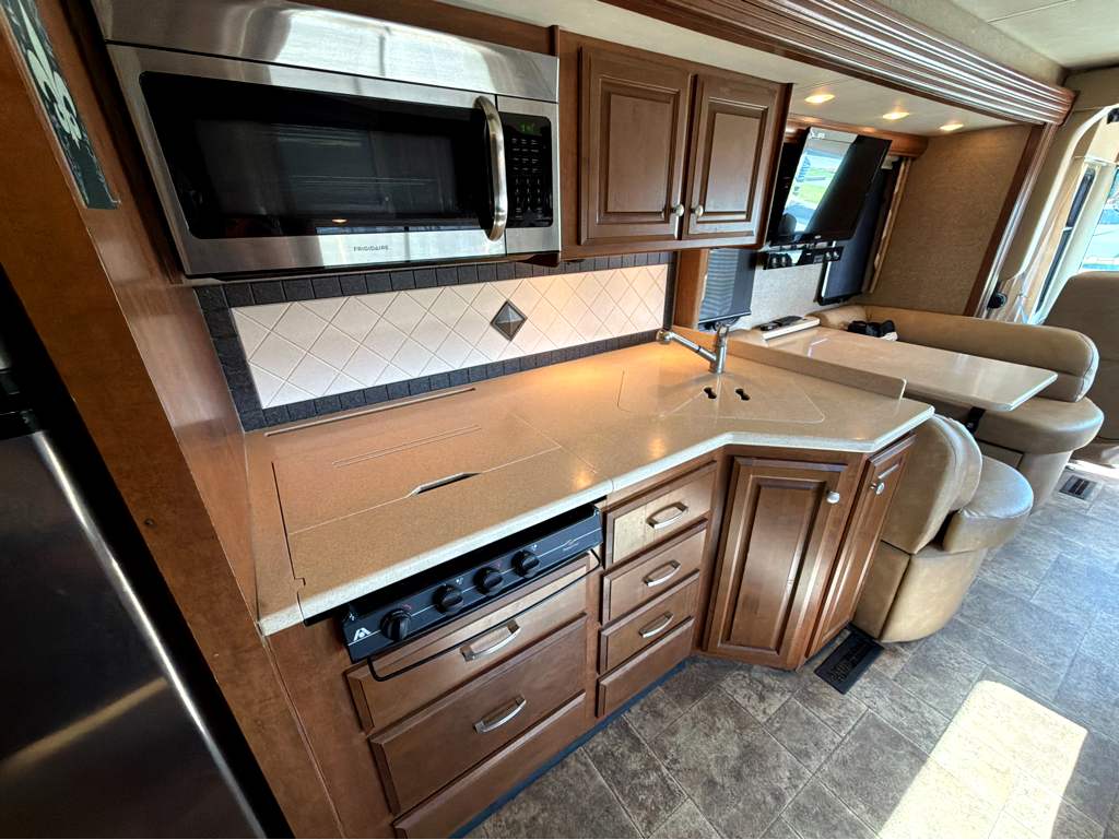 2014 THOR MOTOR COACH PALAZZO 33.2 - Image 14